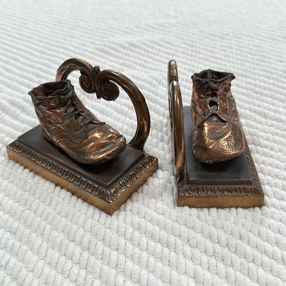 Vintage Antique Bookends! Bronzed baby shoes. Perfect for a nursery / shower !📚 - Picture 12 of 12